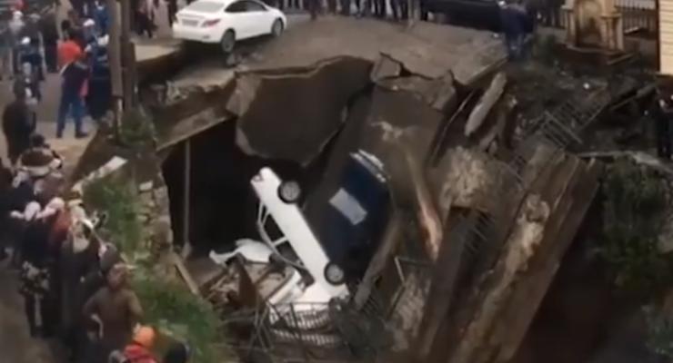 В РФ под тяжестью машин упал самодельный мост - видео