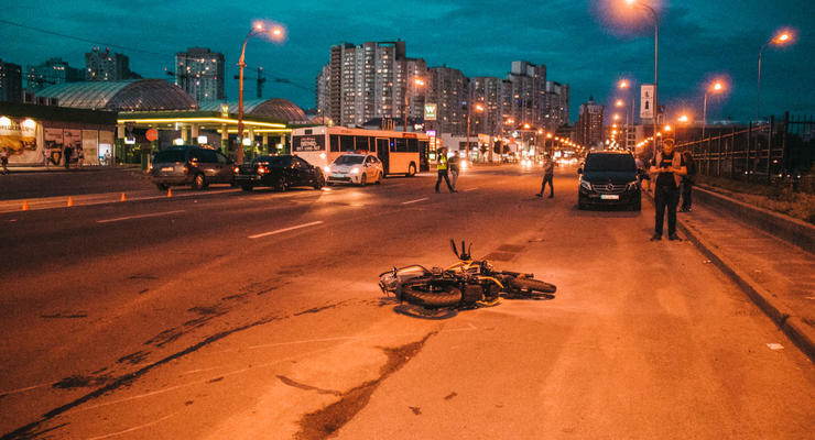 В Киеве произошло жесткое столкновение Volvo и мотоцикла - пострадал байкер