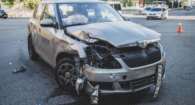 "Оба ехали на зеленый": На перекрестке в центре Киеве врезались Volkswagen и Skoda