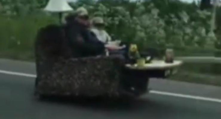 Настоящий диван с мотором удивил водителей на трассе - видео