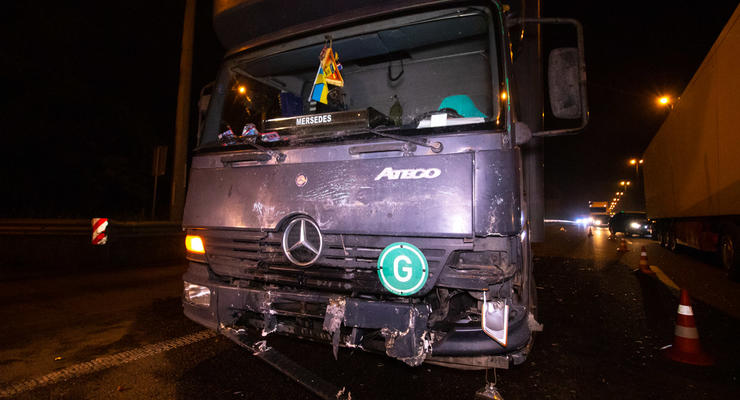 ДТП с пострадавшими под Киевом: Врезались грузовик, "Жигули" и Opel