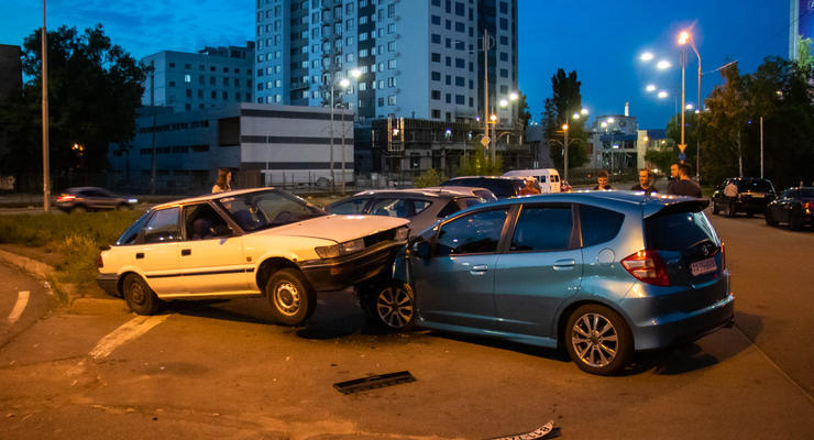 Отказали тормоза: В Киеве молодой водитель Toyota на скорости припарковался на Honda