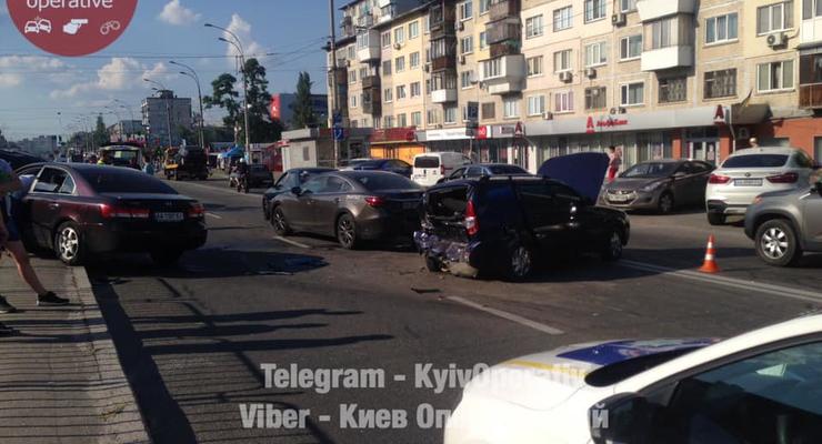 В Киеве из-за несоблюдения дистанции жестко разбились 4 авто - есть пострадавшие