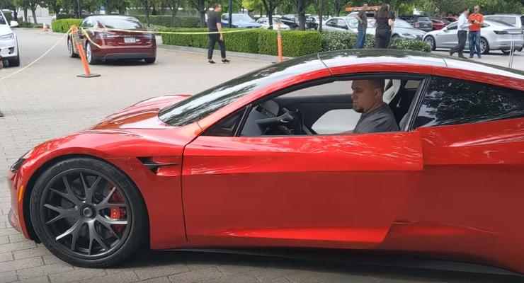 Новая Tesla Rodster удивила своим странным рулем - видео