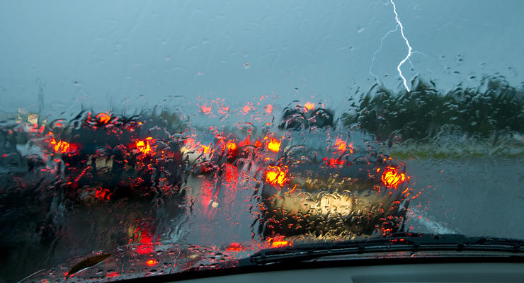 "Кажется дождь начинается": Как уберечь машину в сильный ливень