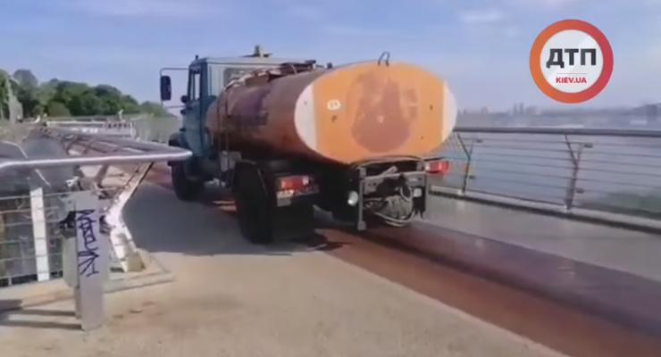 Еще один скандал: На пешеходном "мосту Кличко" засняли грузовик