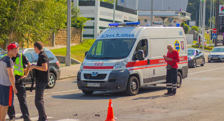 В Киеве Volkswagen жестко сбил двух девушек на "зебре" и скрылся