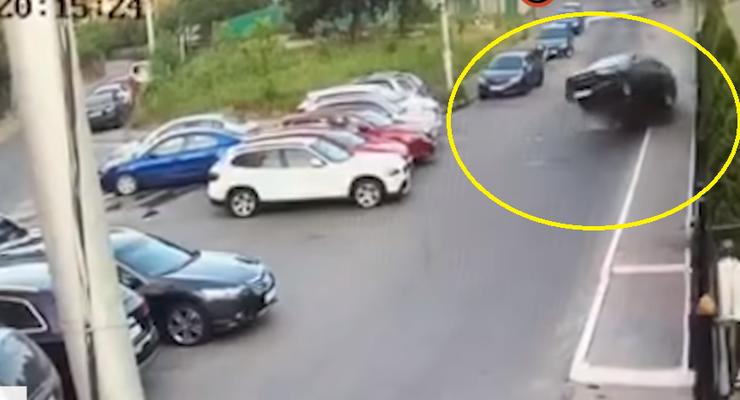 Голливудское ДТП в Киеве: Женщина на Opel на "трамплине" влетела в припаркованные авто