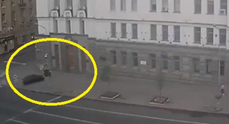 Появилось видео, как неизвестный на авто протаранил двери мэрии Харькова