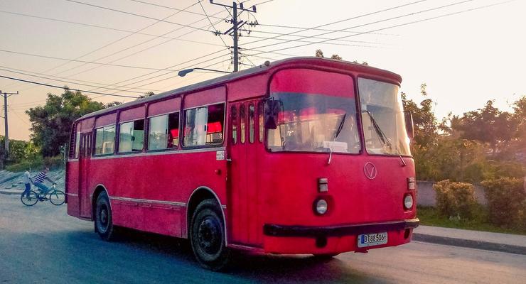 Автобусы ЛАЗ на фоне пальм: Фотоподборка стареньких советских автомобилей на Кубе