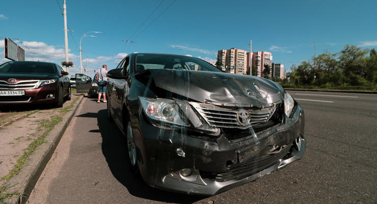 Жесткое ДТП с переворачиванием в Киеве: На Ватутина Toyota влетел в бок и опрокинул Ford