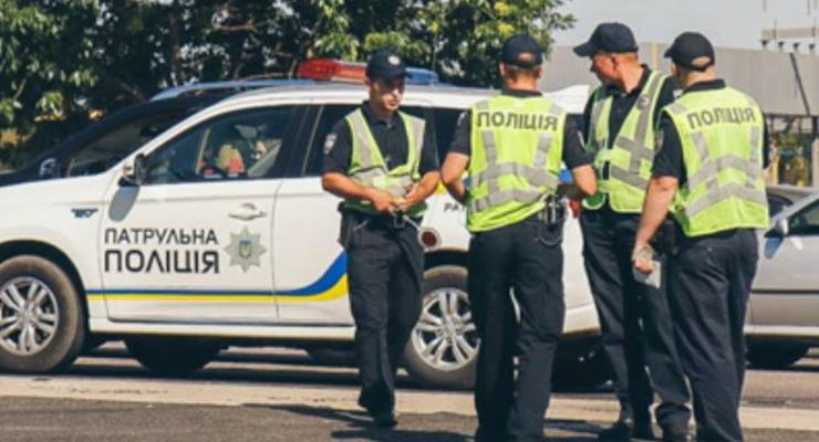 В Киеве неадекватный водитель переехал ногу патрульному и закрылся в салоне