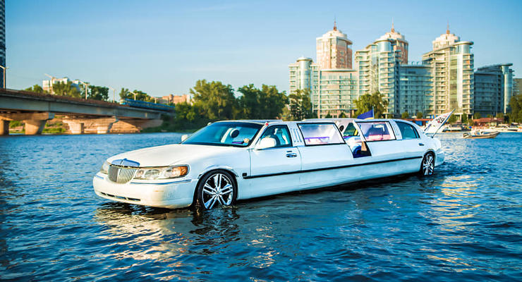 "Единственный в мире": Что известно о роскошном плавающем-лимузине в Киеве