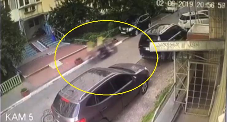 В Киеве мотоциклист без прав сбил ребенка во дворе дома - появилось видео