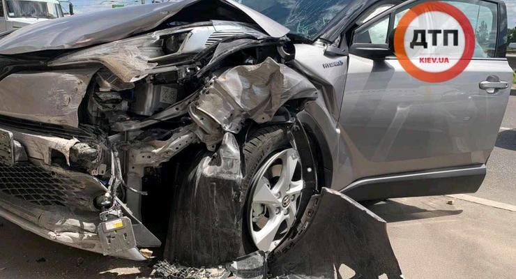 Жесткое ДТП в Киеве: Водитель Mazda протаранил Toyota "из-за ограниченного обзора"