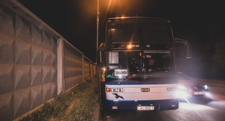 В Киеве на Гидропарке автобус из Беларуси с людьми протаранил 3 лековушки