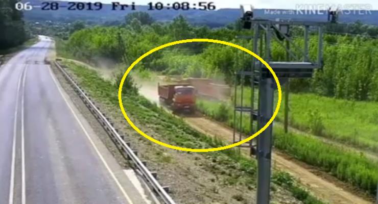 В РФ водители грузовиков оригинально "обошли" процедуру взвешивания фур на трассе