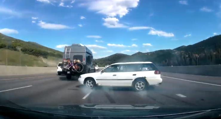 Обычный водитель по-каскадерски ушел от аварии - эффектное видео