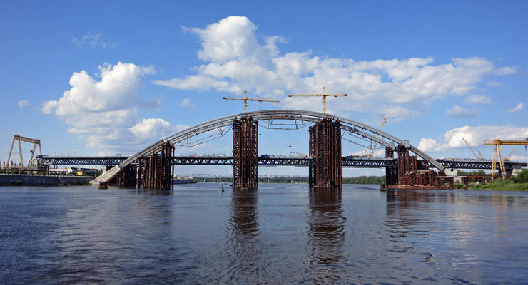 С недостроенного моста метро на Троещину начали демонтировать опоры
