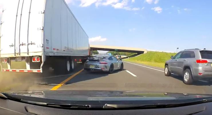 Самый везучий водитель Porsche чудом спасся от фуры без тормозов - видео
