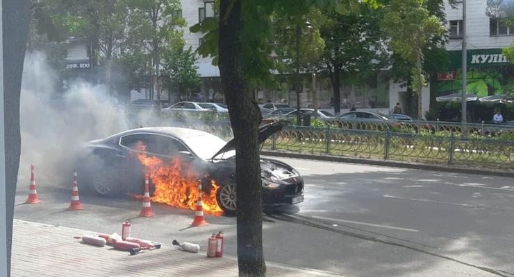 В самом центре Киеве неожиданно загорелся Maserati - фотографии