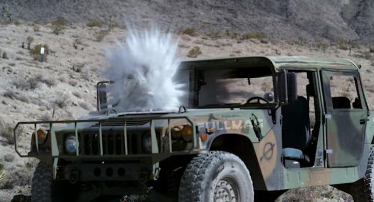 Hummer H1 впечатляюще выдержал выстрел из танка - замедленное видео