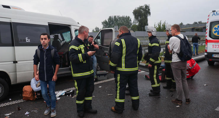 Жуткое столкновение маршрутки и Ford под Киевом: 3 погибших, много пострадавших