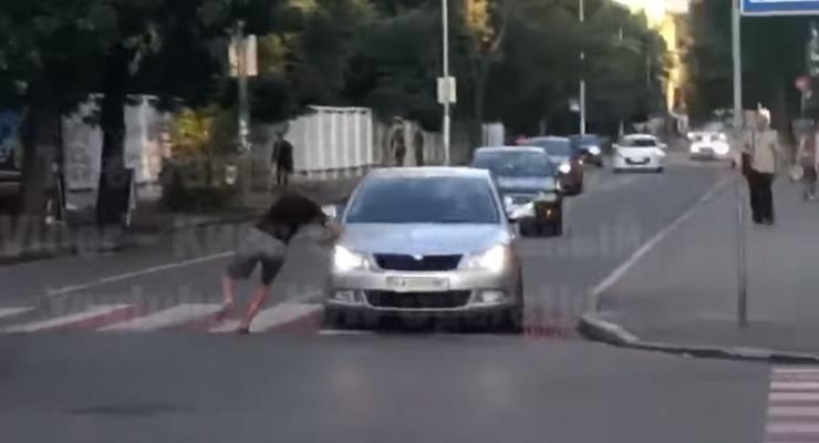 В Киеве неадекватный прохожий бросался на машины - появилось видео