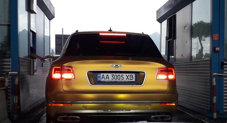 В Италии засняли роскошный Bentley золотого цвета на украинских номерах