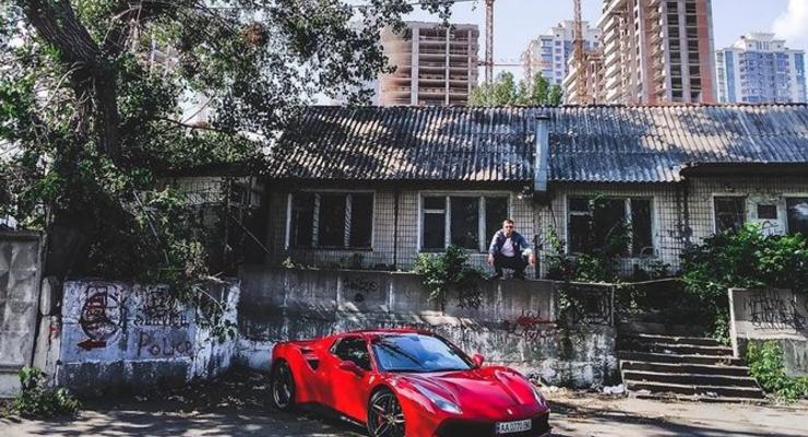 В трущобах Киева засняли новейший суперкар Ferrari за 400 тыс. долларов
