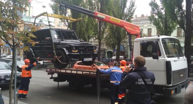 "Некуда складывать": Эвакуаторщики Киева жалуются на нехватку мест на штрафплощадках
