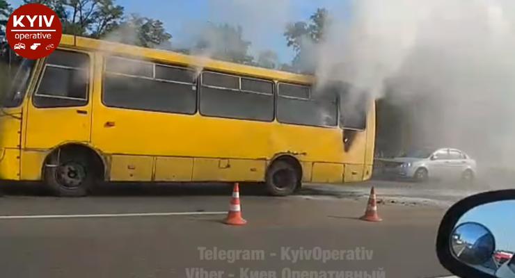В Киеве на "Лесной" неожиданно вспыхнула маршрутка - видео
