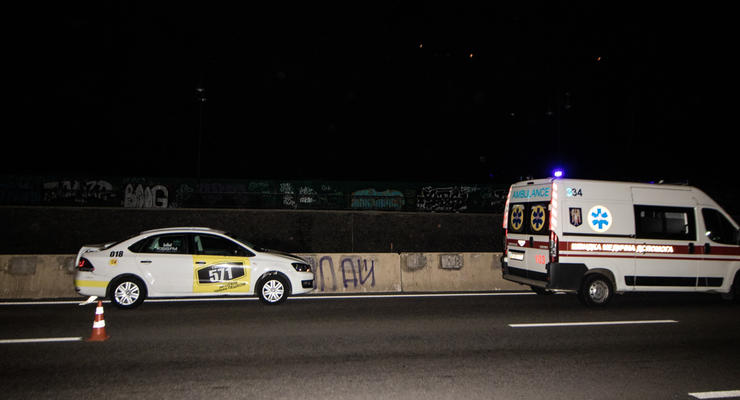 Под Пешеходном мостом в Киеве Mercedes оторвал колесо такси Volkswagen