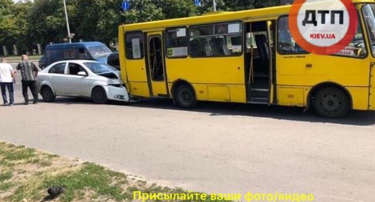 В Киеве на ВДНХ Chevrolet жестко протаранил маршрутку с людьми
