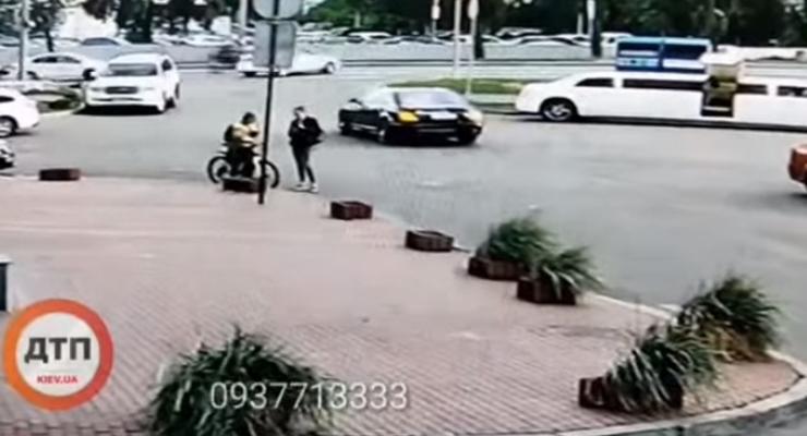 В Киеве Lanos на скорости сбил мотоциклиста - появилось видео аварии