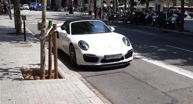 Porsche на украинских номерах засняли на автобусной полосе в Барселоне
