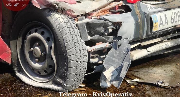 В Киеве на Окружной жестко врезались Chevrolet и Mitsubishi - четверо пострадавших