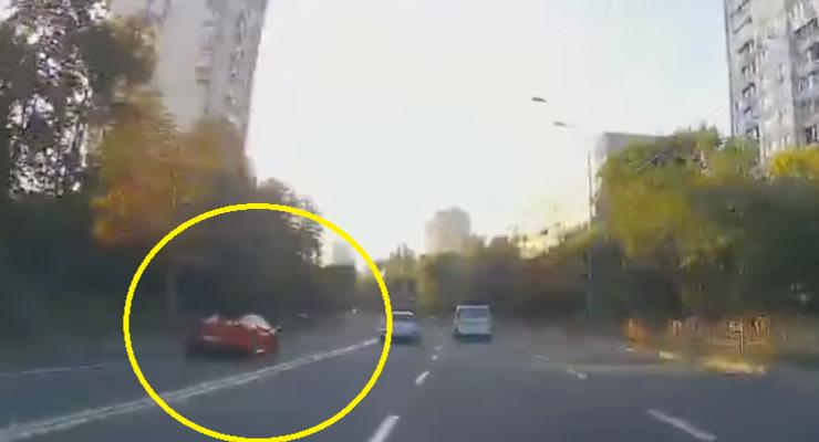 Сеть возмутило видео суперкара Ferrari, едущего по встречке в Киеве