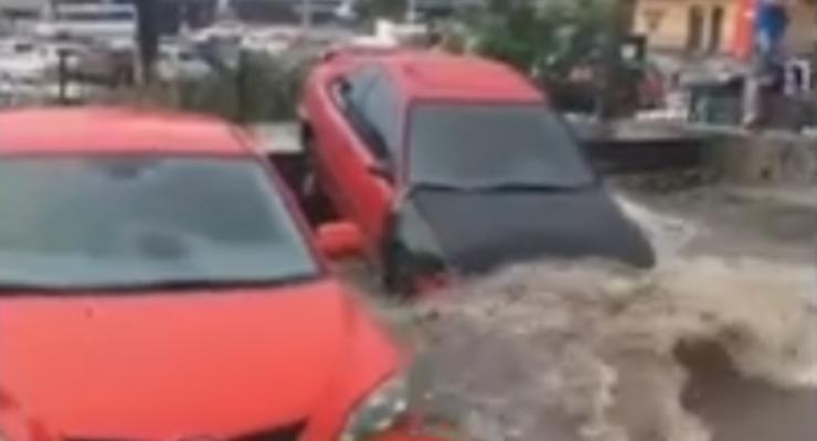 Потоп в Киеве: Машины буквально смывало водой с улиц