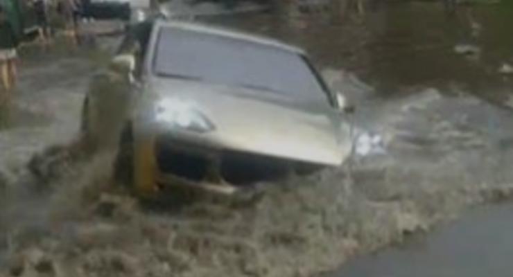 Появилось впечатляющее видео спасения Porsche Cayenne во время потопа в Киеве
