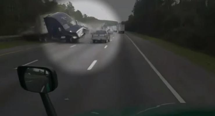 Трагедия в США: Появилось видео как фура протаранила фургон и убила 5 детей