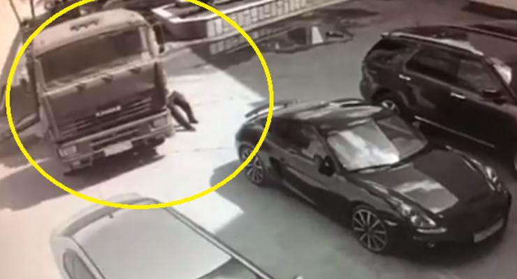 Водитель остановил катящийся со склона КамАЗ голыми руками - видео