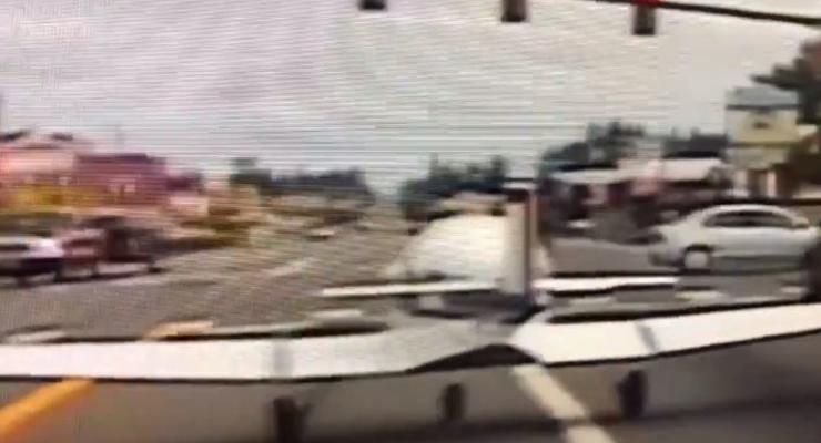 В США самолет приземлился на оживленное шоссе - видео