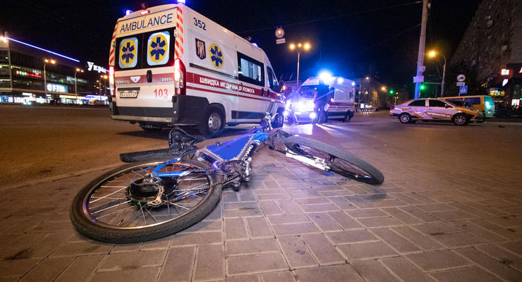На площади Победы в Renault врезались двое мужчин на одном велосипеде