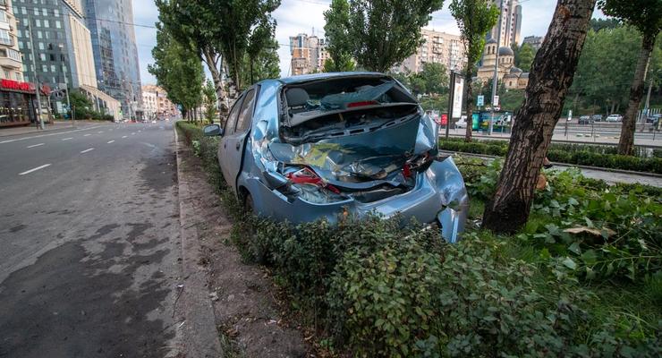 В Киеве Chevrolet сбил дерево и вылетел на аллею бульвара Леси Украинки