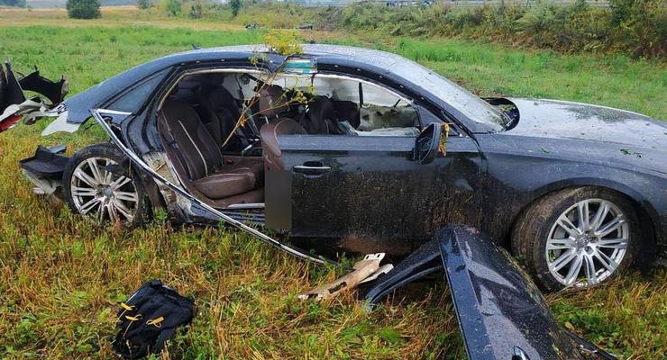 На трассе "Киев-Чоп" Audi A8 врезался в отбойник и вылетел в кювет - двое погибших