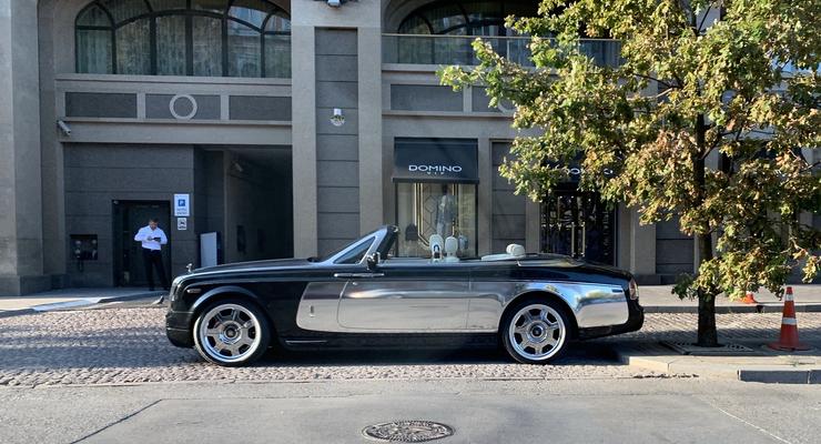 В Киеве засветился роскошный зеркальный кабриолет Rolls-Royce