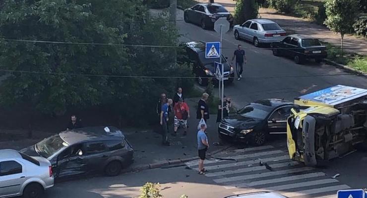 Крупное ДТП в Киеве: Столкнулись три легковушки и грузовик