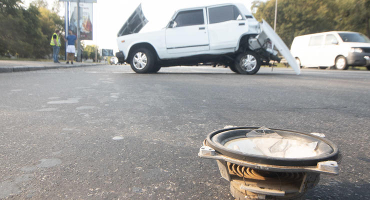 ДТП с пострадавшими в Киеве: На Надднепрянском шоссе Renault смял багажник ВАЗ