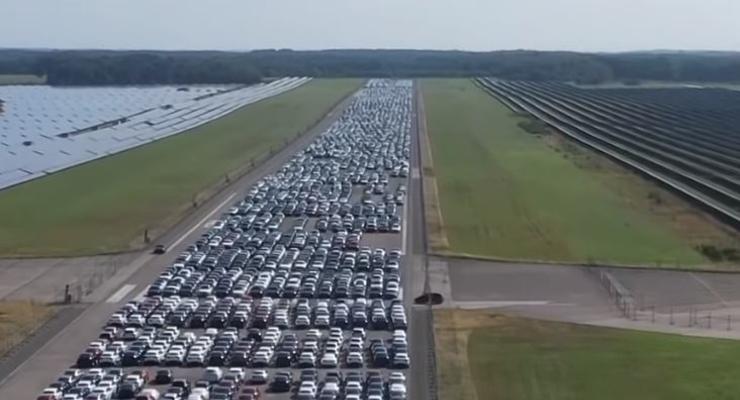 С воздуха показали кладбище 9000 новеньких Mercedes